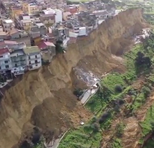Mattarella a Niscemi: sorvolo e incontro col sindaco