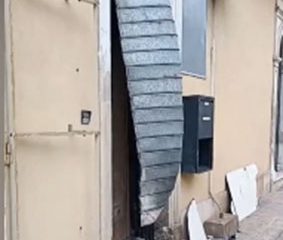 Avola: bomba carta danneggia saracinesca di negozio