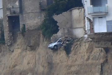 Sicilia – La frana di Niscemi avanza, precipita anche l’auto simbolo