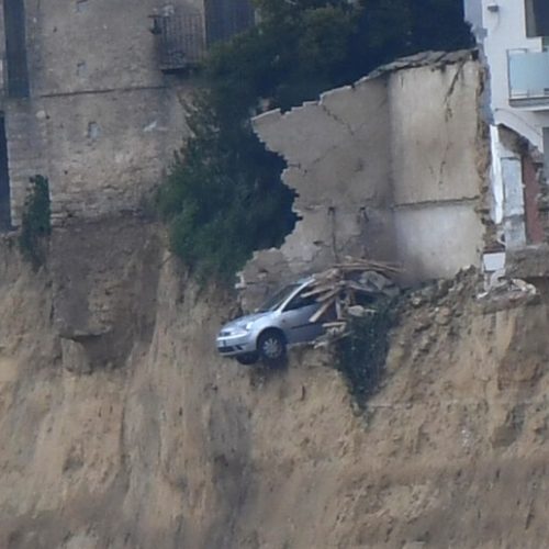 Sicilia – La frana di Niscemi avanza, precipita anche l’auto simbolo