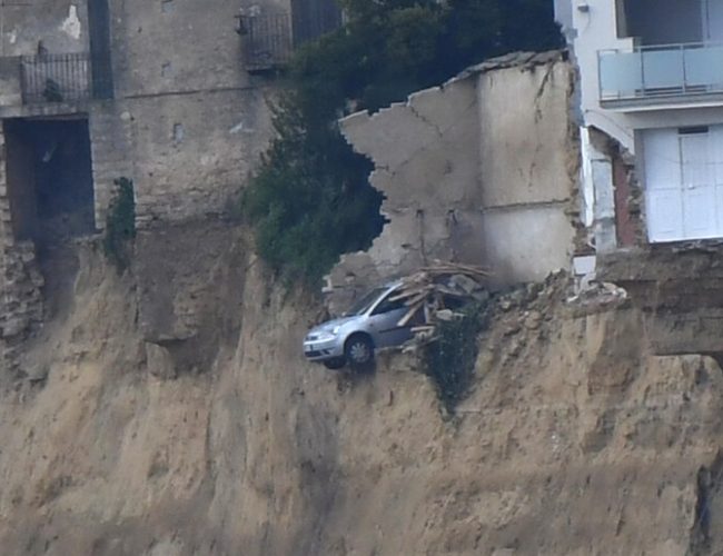 Sicilia – La frana di Niscemi avanza, precipita anche l’auto simbolo