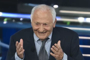 Premio alla carriera a Mogol, standing ovation all’Ariston