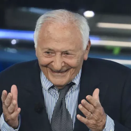 Premio alla carriera a Mogol, standing ovation all’Ariston