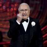 Sanremo 2026 si apre con la voce di Pippo Baudo