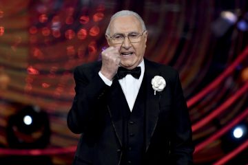 Sanremo 2026 si apre con la voce di Pippo Baudo