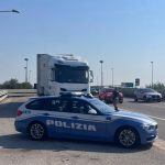Alla guida di un Tir senza patente: sanzionato un albanese