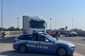 Alla guida di un Tir senza patente: sanzionato un albanese