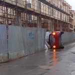 Vittoria: auto si ribalta davanti a un cantiere