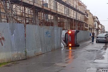Vittoria: auto si ribalta davanti a un cantiere