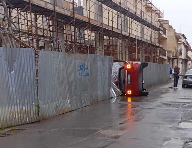 Vittoria: auto si ribalta davanti a un cantiere