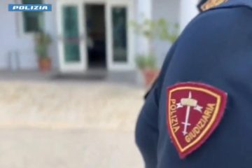 Avola, in 10 anni gli estorce 400.000 euro: arrestato