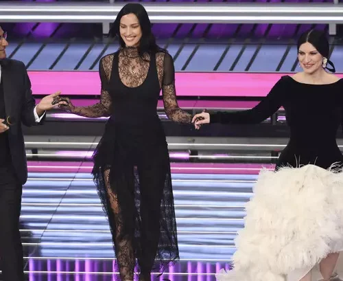 Irina Shayk dice a Pausini: “Sei la mia cantante italiana preferita, assieme a Mina e Celentano’