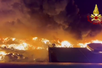 Incendio in impianto rifiuti plastica nel Palermitano