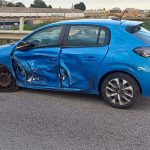 Tampona un’auto e scappa senza soccorrere a ferita