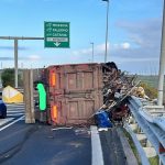 Lentini: si ribalta un camion, ferito il conducente