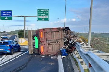 Lentini: si ribalta un camion, ferito il conducente