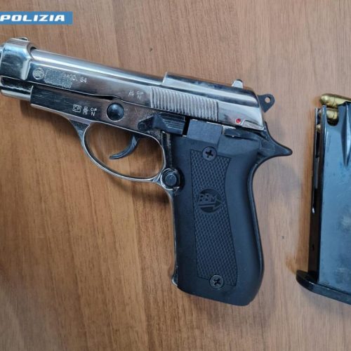 Trasportava in auto una pistola: arrestato un 50enne