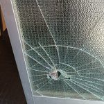 Spazientita dall’attesa, sferra un calcio alla porta della delegazione