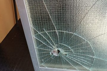 Spazientita dall’attesa, sferra un calcio alla porta della delegazione