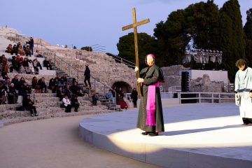 Via Crucis al teatro greco contro l’orrore delle guerre