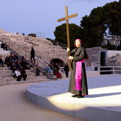 Via Crucis al teatro greco contro l’orrore delle guerre