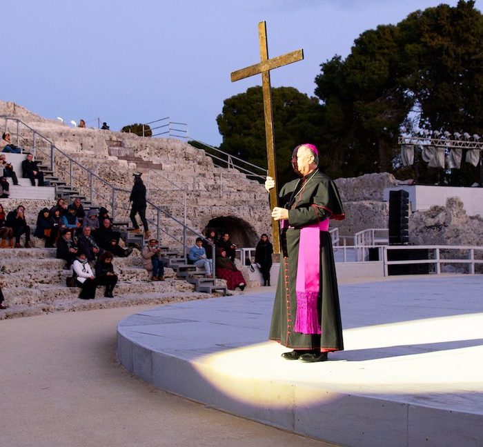 Via Crucis al teatro greco contro l’orrore delle guerre