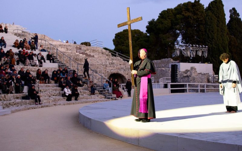 Via Crucis al teatro greco contro l’orrore delle guerre