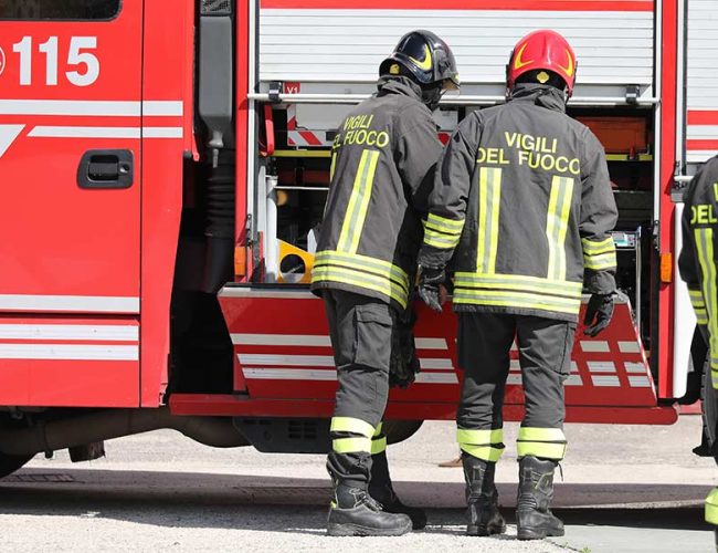 Siracusa, vasto incendio a Santa Panagia: evacuate abitazioni