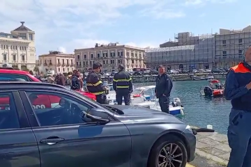 Siracusa: auto in mare, salvata madre e figlia-Video