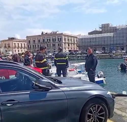 Siracusa: auto in mare, salvata madre e figlia-Video