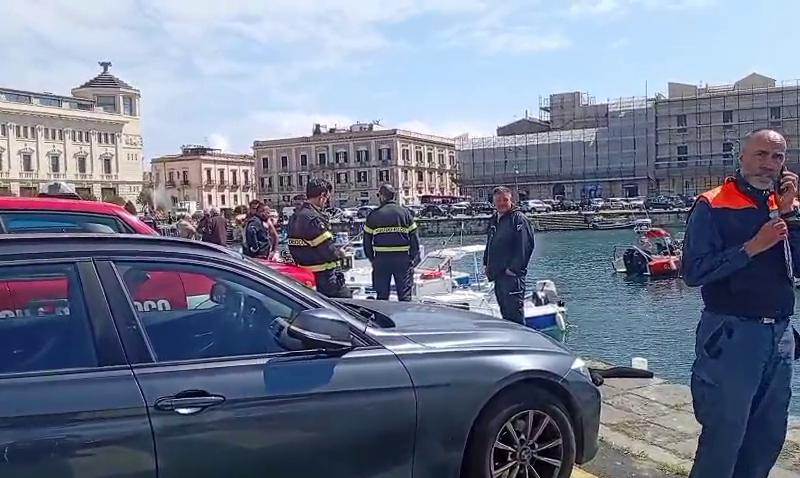Siracusa: auto in mare, salvata madre e figlia-Video