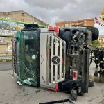 Palermo: camion si ribalta in pieno centro