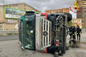 Palermo: camion si ribalta in pieno centro