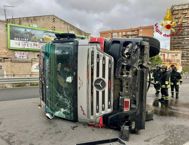 Palermo: camion si ribalta in pieno centro