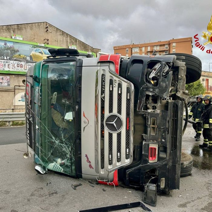 Palermo: camion si ribalta in pieno centro