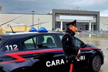 Rubano in un centro commerciale: arresta una coppia