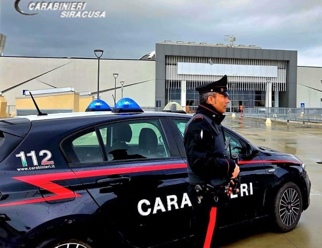 Rubano in un centro commerciale: arresta una coppia