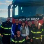 I vigili del fuoco soccorrono una famiglia