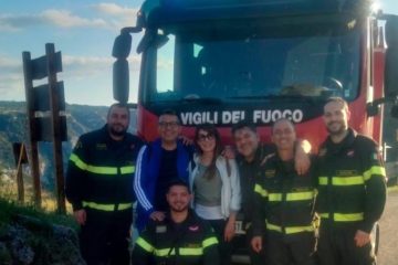 I vigili del fuoco soccorrono una famiglia