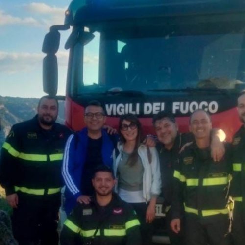 I vigili del fuoco soccorrono una famiglia