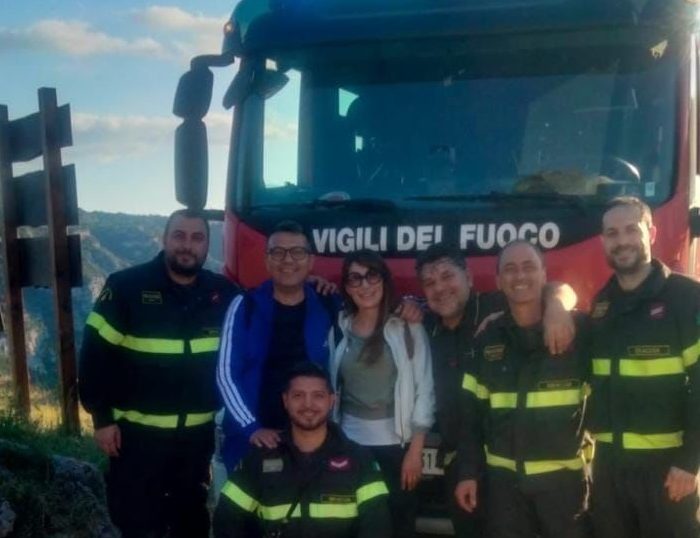 I vigili del fuoco soccorrono una famiglia