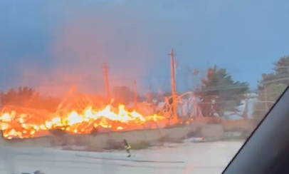A fuoco capannone per l’imballaggio di ortaggi (VIDEO)