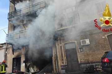 Palazzo in fiamme a Catania: intervengono i vigili del fuoco – Video