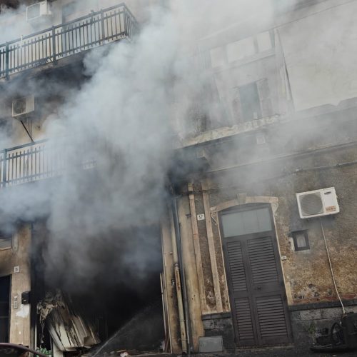 Palazzo in fiamme a Catania: intervengono i vigili del fuoco – Video