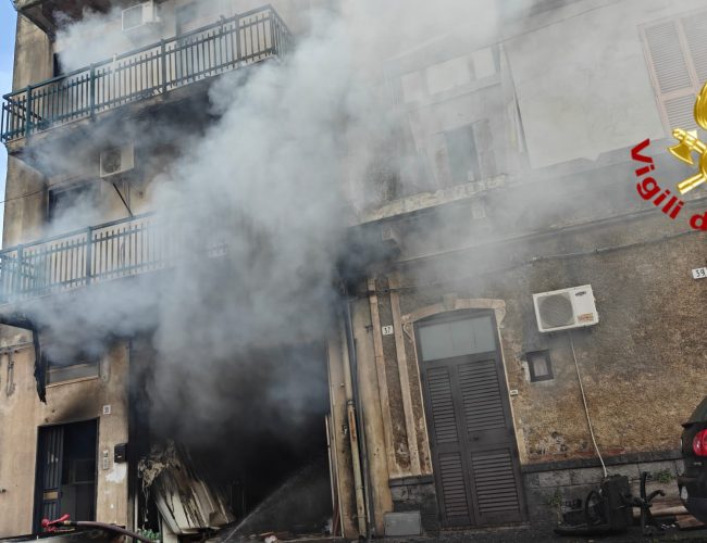 Palazzo in fiamme a Catania: intervengono i vigili del fuoco – Video