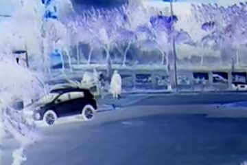 Danneggiano un pannello fotografico: individuati i responsabili