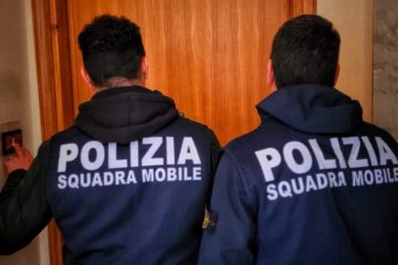 Addosso aveva esplosivi: denunciato dai poliziotti