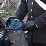 Tenta la truffa dello specchietto: denunciato dai carabinieri