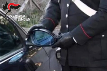 Tenta la truffa dello specchietto: denunciato dai carabinieri