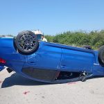 Noto: auto si ribalta sulla strada (video)